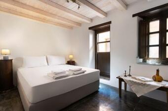 Myrsini's Castle House - Comfortable Residence With Large Balcony & Sea View