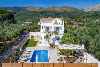 Vougiato Villa Sleeps 10 With Pool Air Con And Wifi