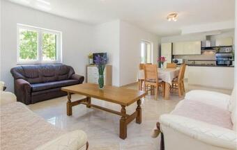 Four-bedroom Holiday Home In Miljevci