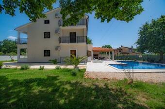 Hostal Holiday House For 18 Persons With Pool Near Porec