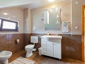 Cosy Apartment In Oto?ac With Balcony