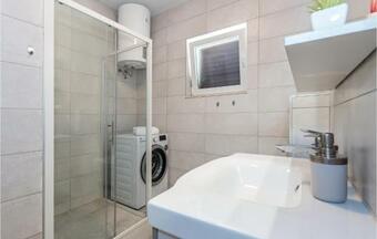 Nice Home In Pakovo Selo W/ Outdoor Swimming Pool, Wifi And 3 Bedrooms