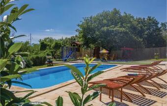 Five-bedroom Holiday Home In Vinjani Donji