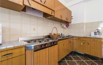 Stunning Apartment In Viskovo W/ Wifi And 3 Bedrooms