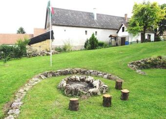 Hostal Room In Apartment - Small Village, Small Guest House, Wine And Relax In Wineregion Neszmely