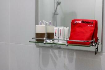 Hostal Reddoorz Plus Near Universitas Methodist Medan