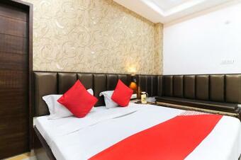 Hotel Oyo 48489 Adarsh Plaza