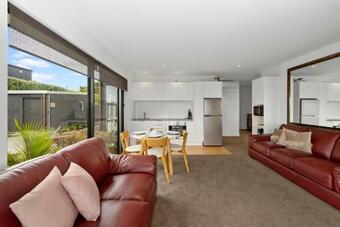 Takapu - Muriwai Beach Downstairs Holiday Unit