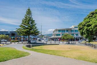 Sun On Seaview - Paraparaumu Beach Holiday Home
