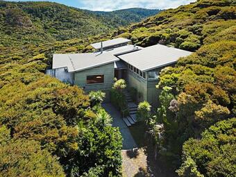 Sea Of Green Lookout - Piha Holiday Home