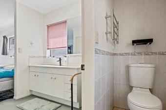 Fantails Roost - Bowentown Holiday Home