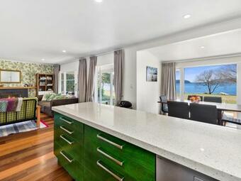 Tarawera Lakefront - Lake Tarawera Holiday Home