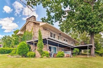 Lakefront Hot Springs Home With Hot Tub And Dock!