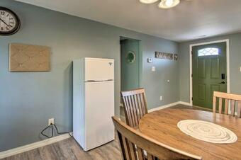 Omaha Apartment With Yard - 15 Miles To Branson