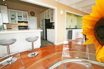 Beach Nest! Hot Tub! Sauna! Bbq Grill! Amazing Views!! Romantic Getaway! Dog Friendly!!