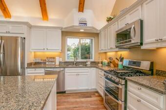 New Listing! Rainbow Heights Retreat With Hot Tub Home