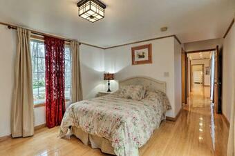 Masons Island Home With Balcony, Steps To Ocean