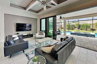 New Modern Home With Pool - Walk To Cape Harbour Home