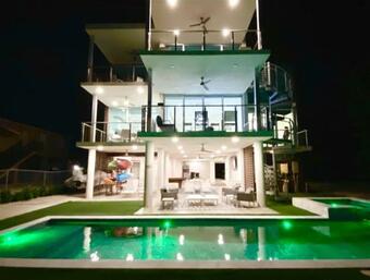 A Coastal Getaway 6/4.5 Bath W Pool, Dock & Kayaks