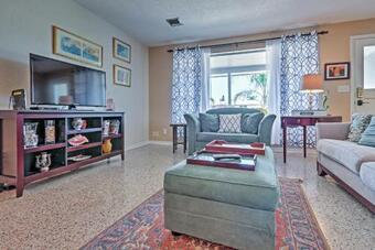 Ormond Beach Bungalow With Patio And Quiet Setting!