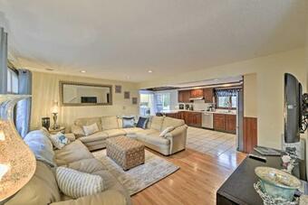 Bourne Home With Hot Tub And Deck, 10 Mins To Beaches!