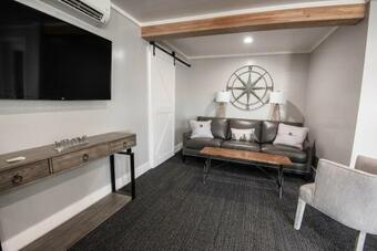 205 Pointes North Inn