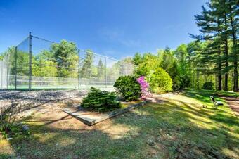 Breathtaking Newbury Cottage With Deck On Chalk Pond
