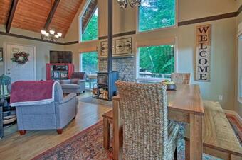 Conway Area Chalet With Mountain Views And Fire Pit!