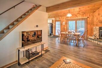 Lakeview Forest Cabin With Deck, Walk To Beach!