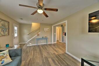 Cozy Crab Shack With Porch In Atlantic Beach!