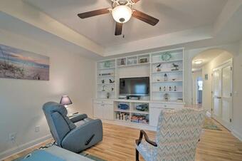 Modern Oak Island Home, 1 Mile To The Beach!