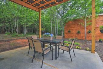 Cozy Rutherfordton Cabin With Hot Tub And Patio!