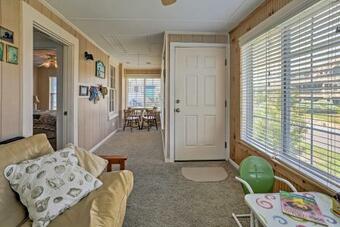 Spacious Sunset Beach Home - Walk To Beach And Pier!