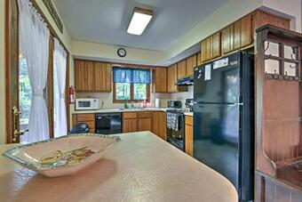 House With Porch Less Than 10 Mi To Lakes And Big Boulder Ski!