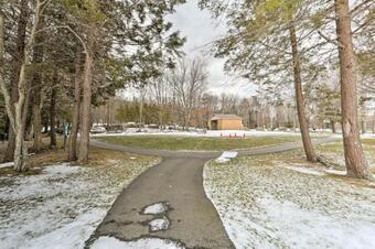 Charming Lake Ariel Cabin With Resort Amenities