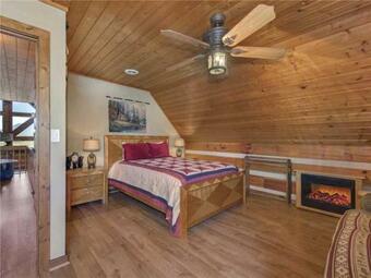 Drakes Mountain Hideaway, 4 Br, Pets, Fenced Yard, Theater Room, Sleeps 13