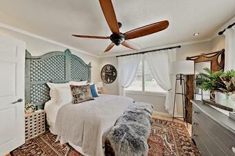 Charming Cottage With Chic Decor -- Walk To Downtown Home