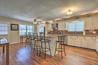 Dog-friendly Retreat, Walk To Lake Nassau Parks!