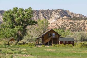 Cozy Henrieville Cabin With Porch Near Bryce Canyon!