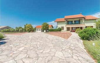 Four-bedroom Holiday Home In Lisicic