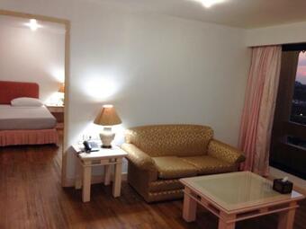 Albergue Lee Place Hotel