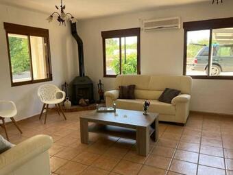 Vakantievilla Met Groot Zwembad Heeft 4 Slaapkamers En Is Geschikt Voor 8 Personen, Ideaal Voor 1 Of 2 Gezinnen. Ayora Ligt In 1 Van De Mooiste Vallei Van Spanje Het Huis Grenst Aan Prachtig Natuurgebied�