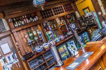 Hostal Mayflower Bar, Eatery & Boutique Inn