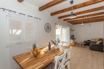 Stone Villa Oasis, Vrana Lake