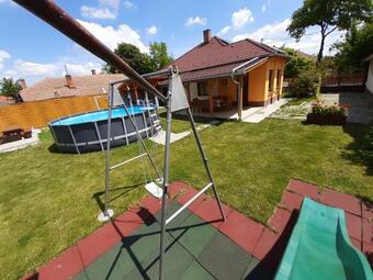 Stef�nia Vend�gh�z