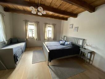 Biely Dom?ek So Z�hradou V Malej Obci Devi?ie