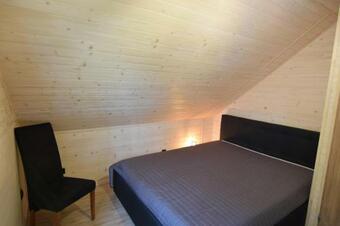 Holiday Homes, Kamien