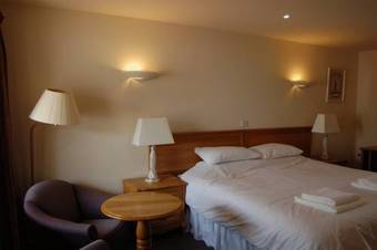 Hostal Square And Compass Stables