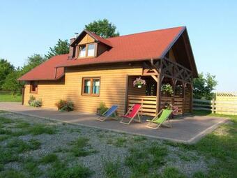 Drewniany Domek Nad Stawem