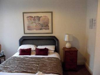 Hostal The Queens Head Hotel